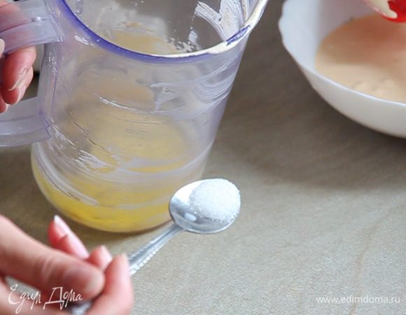 Взбиваем 2 белка со щепоткой соли на небольших оборотах миксера или блендера до получения негустой пены. Вот такой консистенции должна получиться пена.