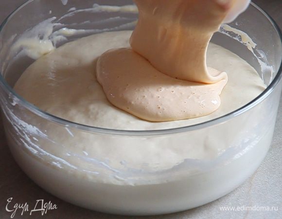 Возвращаемся к нашей опаре. Как видим, она увеличилась в 2 раза. Теперь в опару вводим взбитые желтки и очень аккуратно перемешиваем.