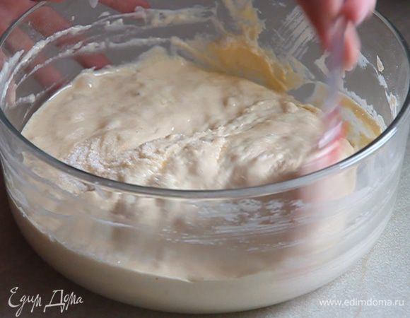 Добавляем 1 ч. л. ванильного сахара. Постепенно начинаем добавлять 2 стакана просеянной муки и все постепенно аккуратно перемешивать.