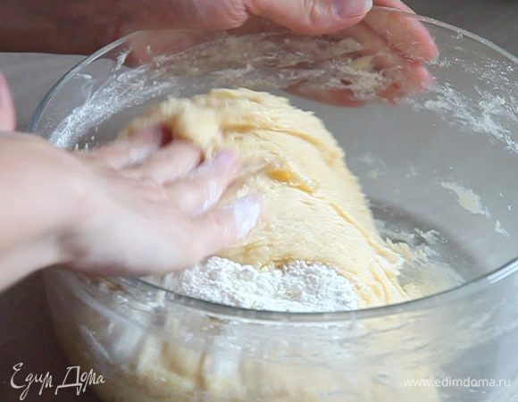 Домешиваем тесто рукой. Подбираем тесто с краев и как бы впечатываем его в середину. Так проходимся по кругу всей миски несколько раз.