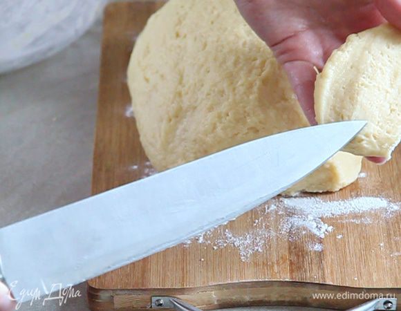 Выкладываем тесто на присыпанную мукой досточку, и проверяем качество его замеса. Отрезаем сухим ножом кусочек теста. Оно не должно тянутся за ножом. Нож должен остаться сухим, без прилипших комков теста. Само тесто внутри должно быть однородным.