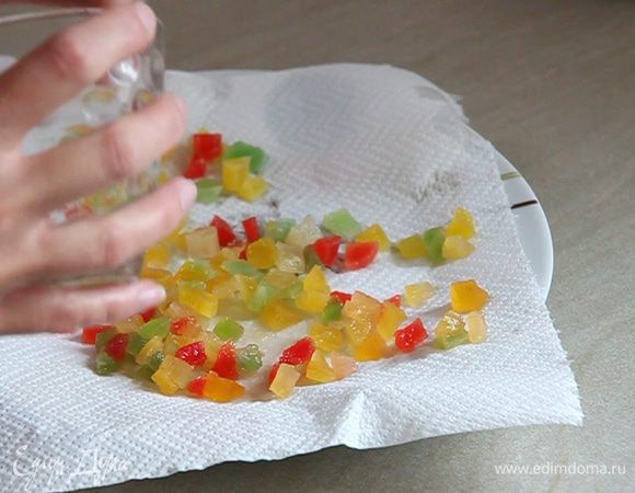 Тем временем, с цукатов сливаем воду и выкладываем на бумажное полотенце немного подсохнуть.