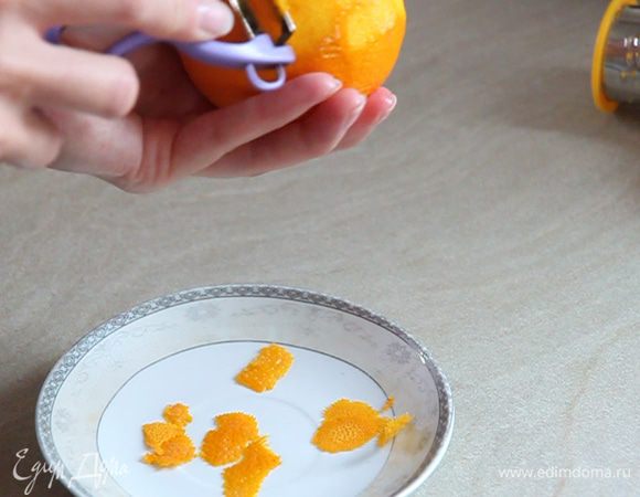 Срезаем с апельсина цедру. Измельчаем любым способом. Я измельчаю ножом на досточке. Но не забываем, что нам нужна только оранжевая часть кожуры. Белая часть не должна попасть к нам в тесто.