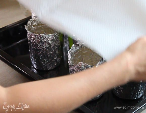 Накрываем заполненные формы бумажными полотенцами и отставляем подходить еще на час.