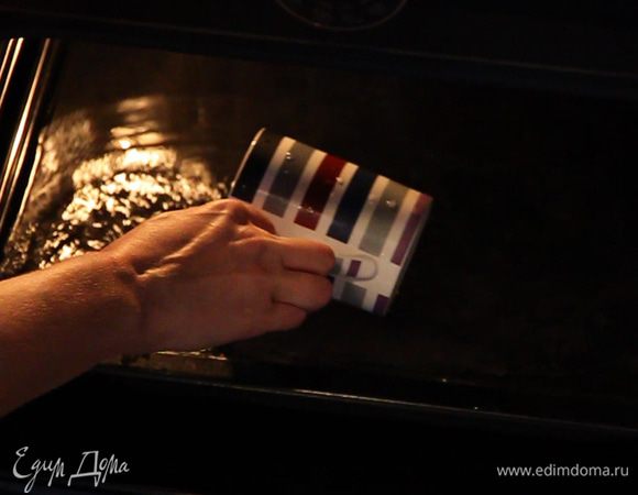 Через час на нижний противень в духовке наливаем 1 см воды. Ставим духовку на разогрев на 180°C. Вода нам нужна для того, чтоб дно куличей не подгорело.