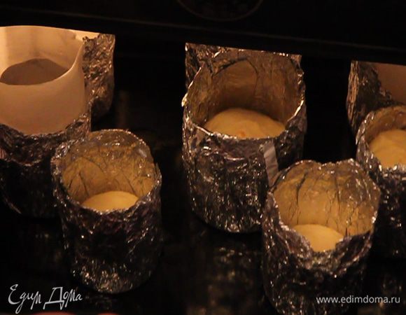 Противень с формами ставим в разогретую духовку до 180°C на 50 минут.