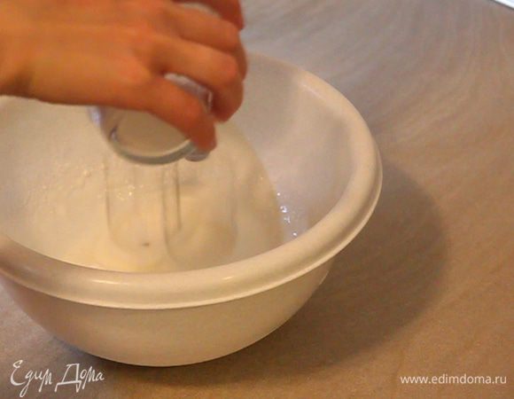 Начинаем взбивать 2 белка на маленьких оборотах блендера или миксера, постепенно добавляя сахарную пудру. В итоге получаем очень устойчивую пену.