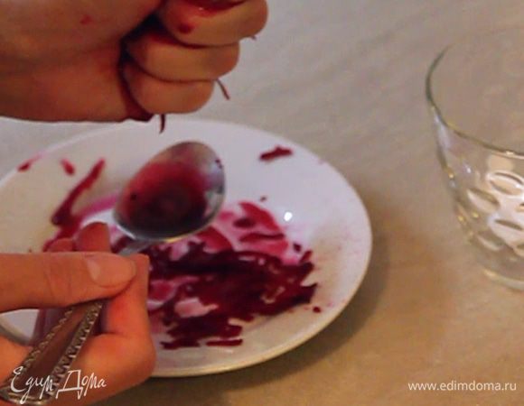 Откладываем в отдельный стаканчик 1 столовую ложку глазури, которую мы будем окрашивать при помощи сока свеклы. Для окрашивания я потерла кусочек свеклы на крупную терку и вручную выдавила сок.