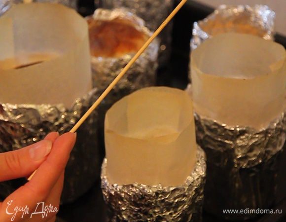 Через 50 минут достаем наши куличики из духовки. Готовность пасхального кулича проверяем длинной зубочисткой. Нужно быстро проткнуть кулич сверху зубочисткой и проверить, чтобы она осталась сухой и чистой.