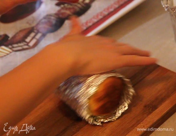 Обкатываем на деревянной досточке наши горячие куличики и аккуратно достаем их из формы.