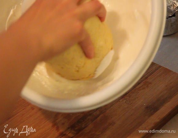 Сразу обмакиваем горячие куличики в глазури и выставляем на блюдо. Так же глазурь можно наносить лопаткой. Но мне кажется, что аккуратней и легче обмакнуть куличик в глазури.