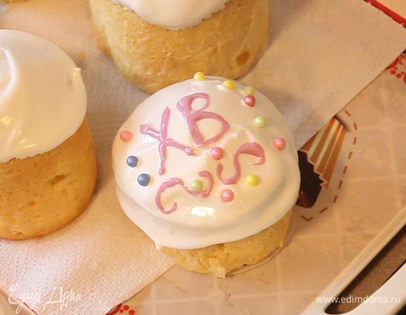 Украшаем наши куличи по своему усмотрению. Я дополнительно использовала вот такие покупные украшения и цветную глазурь.