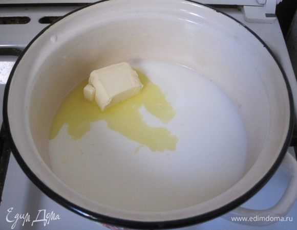 175 мл молока вылить в кастрюлю, положить сливочное масло.