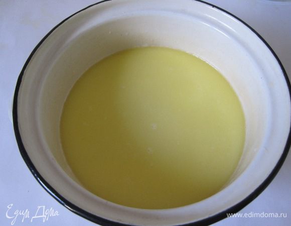 Снять с огня, добавить сахар и соль, хорошо размешать, чтобы сахар растворился, влить 175 мл остального молока, дать остыть до теплого состояния.