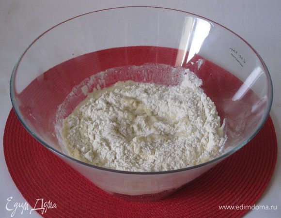 В просеянную муку всыпать сухие дрожжи, влить теплое молоко со сливочным маслом.