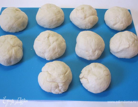 Обмять, разделить тесто на 8-10 частей.