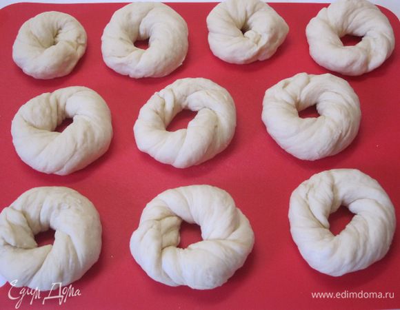 Сделать жгутики крученые, сформировать из них бублики.