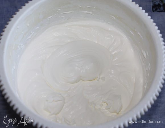 Желатин замачиваем в воде. Даем ему постоять несколько минут и распускаем его на водяной бане. Сливки взбиваем в пышную массу с сахарной пудрой. Объем сливок должен увеличиться в два раза и хорошо держать форму.