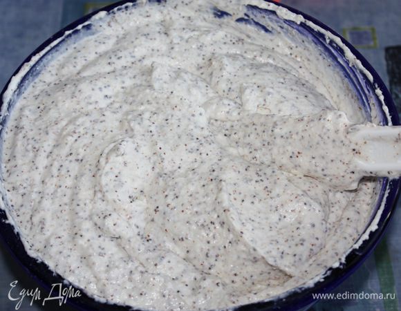 При помощи силиконовой лопатки порционно вводим сливки в творог и перемешиваем массу снизу вверх. Миксером пользоваться нельзя, так как сливки осядут, и исчезнет воздушность. Следующим этапом добавляем 4 столовые ложки маковой смеси в творог, а затем желатин. Осторожно все смешиваем до однородной массы.