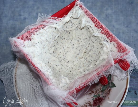 Формочки для пасхи выстилаем марлей. Выкладываем на дно и по стенкам творожную массу, делая углубление.