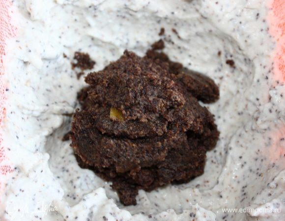 В центр творожной массы кладем маковую начинку.