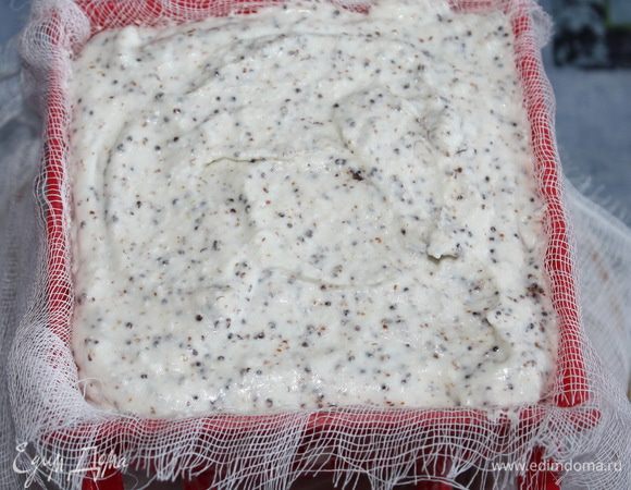 Закрываем начинку творожной массой. Убираем в холодное место для застывания, лучше на ночь.