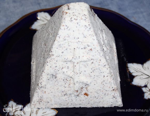 Когда пасха застыла, осторожно снимаем формочки и убираем марлю.