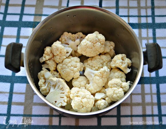 Отварите соцветия в большом количестве кипящей подсоленной воды в течение 7 мин. Откиньте на дуршлаг и остудите.