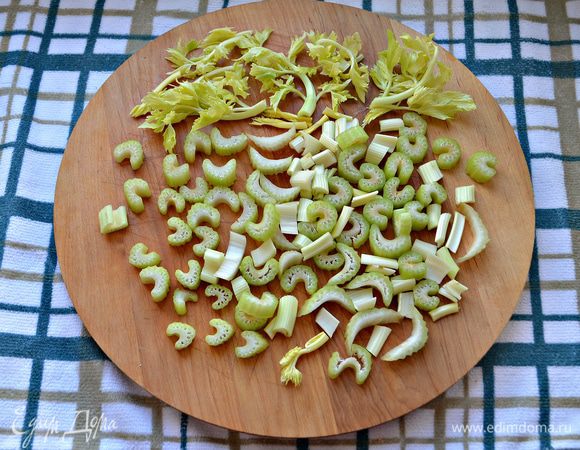 Сельдерей также нарежьте кружками.