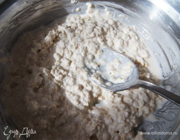 Хлопья смешать с ряженкой (или кефиром) и оставить на 10 минут набухнуть. Мерный стакан у меня 200 грамм.