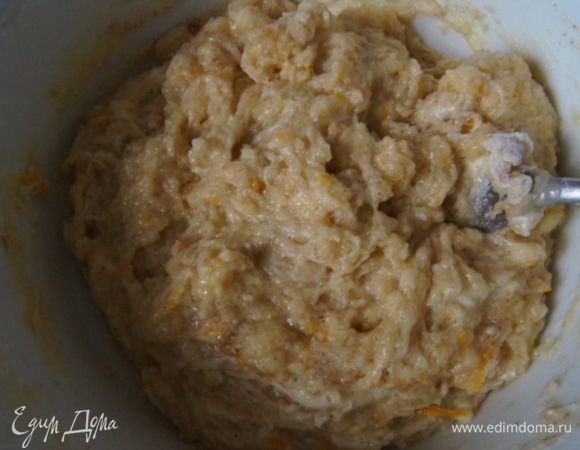 Добавить к тесту сахар, яйцо и растительное масло. Хорошо вымешать.