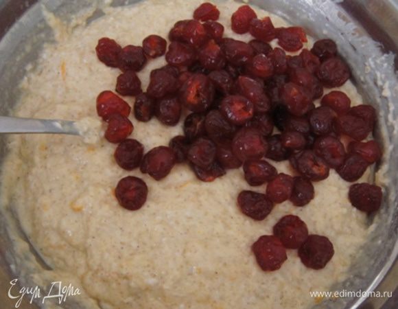 Смешать тесто с набухшими хлопьями, хорошо перемешать и добавить вяленую вишню.

*У автора была клюква и черника.