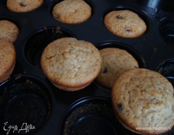 Духовка разогреть до 170°C. Формочки для кексов смазать маслом и распределить по ним тесто.
Выпекать 20 минут.