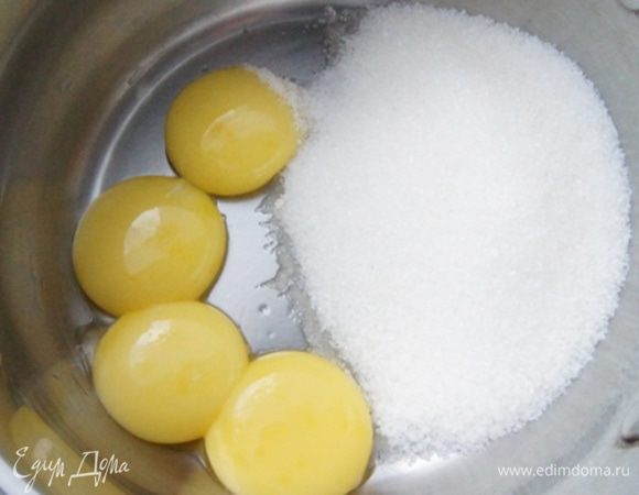 Яичные желтки растереть с сахаром.