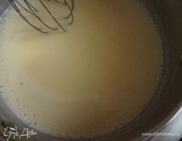 Влить жирные сливки. Постоянно помешивая нагреть смесь. Не кипятить! Как только появились первые пузырьки, сразу убрать с огня.