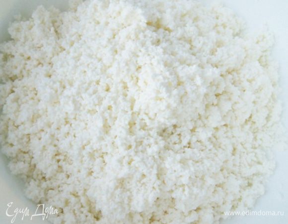 Творог перетереть через сито или пробить блендером.