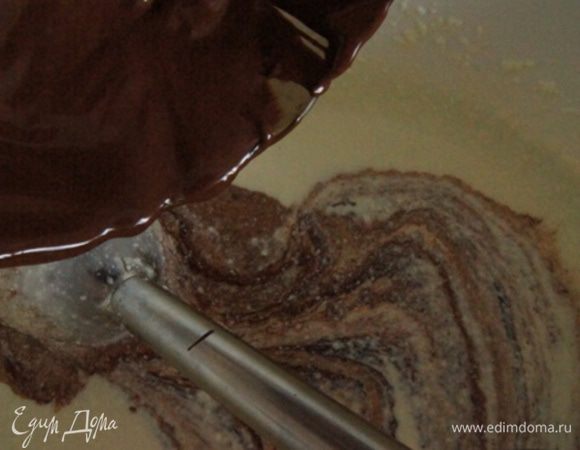 Взбить творог, яично-сливочную смесь и размягченное сливочное масло.  Горький шоколад растопить на водяной бане или в микроволновке. Влить в творог и взбить еще раз.