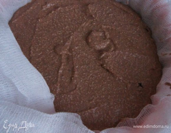 Массу вылить в заранее приготовленное сито, выстеленное в несколько слоев чистой марлей.
Если у вас есть специальная форма, делайте в ней.