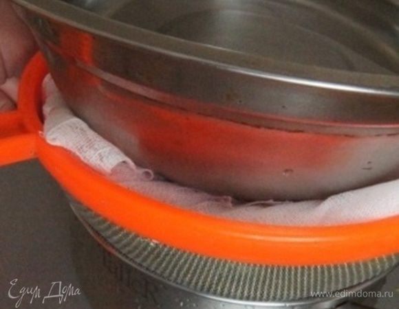 Закрыть концами марли пасху и сверху поставить груз. Вот такая у меня конструкция получилась.
Убрать на ночь в холодильник.