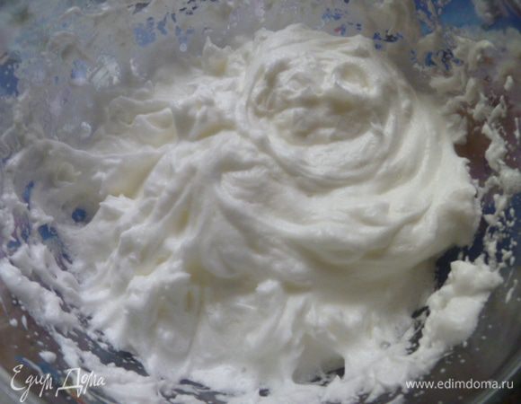Для начала взбиваем охлажденные белки в крепкую пену.
Белки лучше брать 1-2 дневные, которые стояли в холодильнике. Но можно и свежие, просто их хорошо заранее охладить.