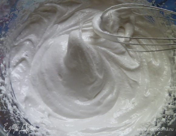 Затем понемногу вводим ванильный сахар и сахар (по 1 столовой ложке), не прекращая взбивать.
Взбиваем до крепкого безе.