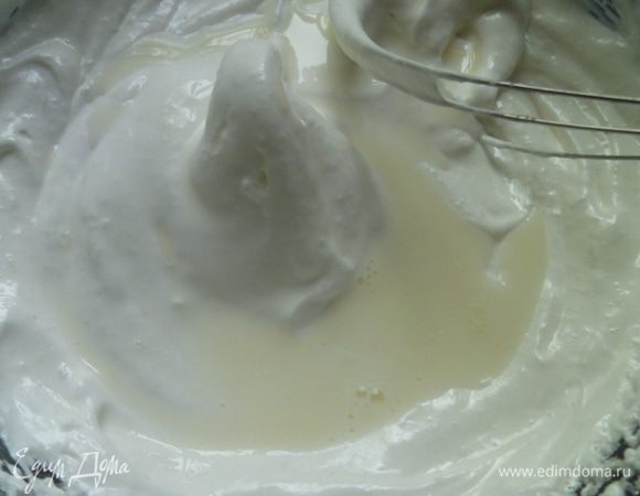 Понемногу вливаем холодное молоко не прекращая взбивать.