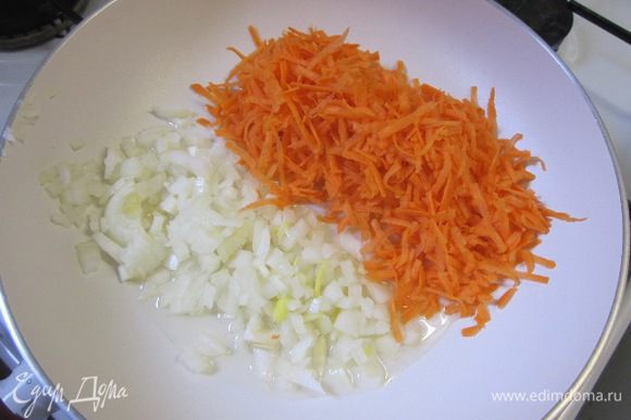 Морковь очистить, натереть на крупной терке. Лук очистить, мелко нарезать. Овощи выложить на сковороду с разогретым растительным маслом.