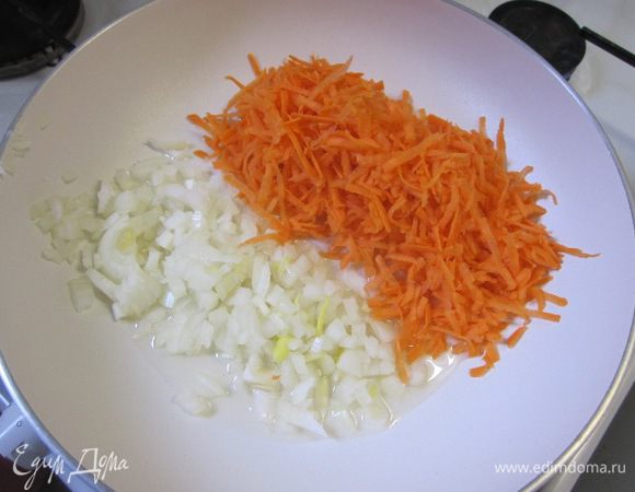 Морковь очистить, натереть на крупной терке. Лук очистить, мелко нарезать. Овощи выложить на сковороду с разогретым растительным маслом.