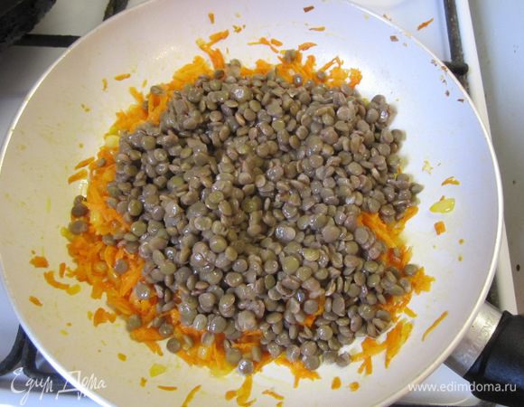 Выложить отварную чечевицу.