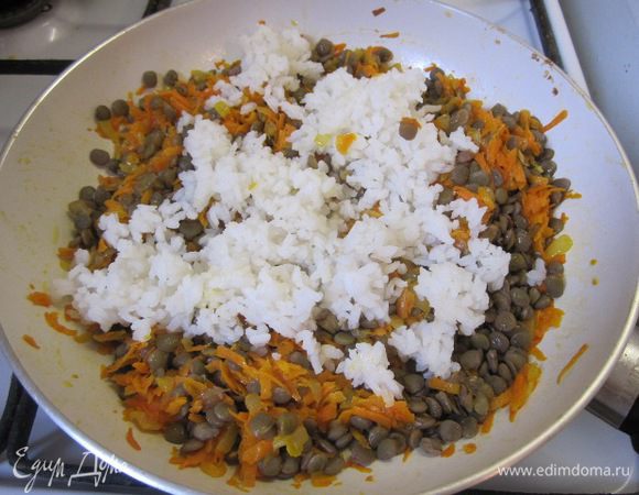 Выложить отварной рис. Риса можно взять больше, по своему вкусу.