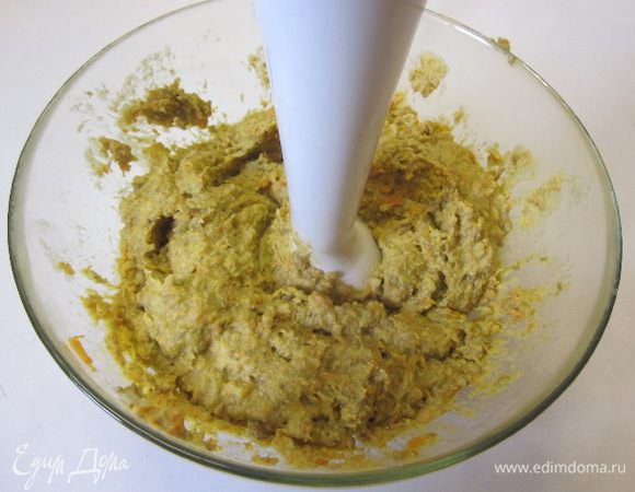 Посолить, поперчить, добавить тертый чеснок. Измельчить блендером.