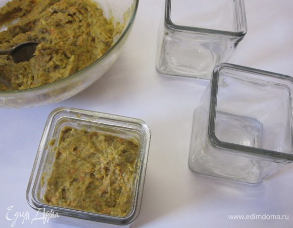 Выложить в тарелочку. Я разложила в баночки.