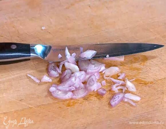 Шалот и чеснок почистить и мелко порубить.