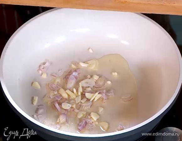 Разогреть в сковороде растительное масло и обжарить лук с чесноком.